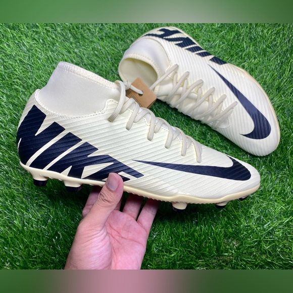 New Nike Soccer Cleats Size 11.5 Mens - Picture 1 of 5